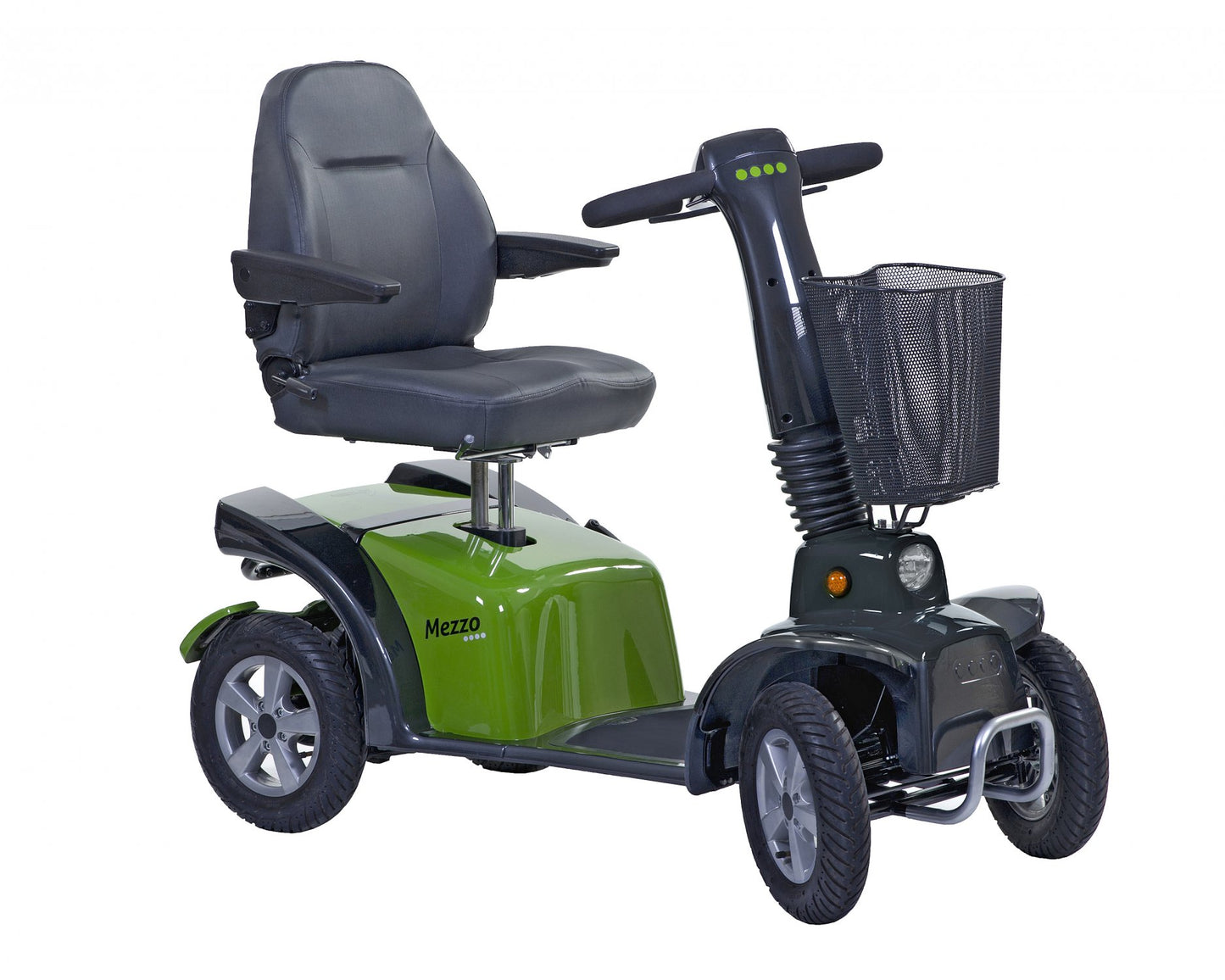 Een groene mezzo 4 scootmobiel met 4 wielen wordt afgebeeld. Nog meer opvallend zijn de grote stoel en de grote mand voorop.