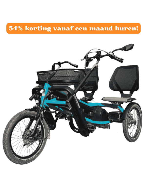 Duofiets waar je met zijn tweëen op kan fietsen. Twee zitjes en twee sturen, ook twee sets van trappers. Het is een driewieler fiets. de kleur is blauw en er zit een grote mand voorop. Met een tekst bovenaan die de korting aangeeft, 54% korting op de dagprijs vanaf een maand (31 dagen) huren.